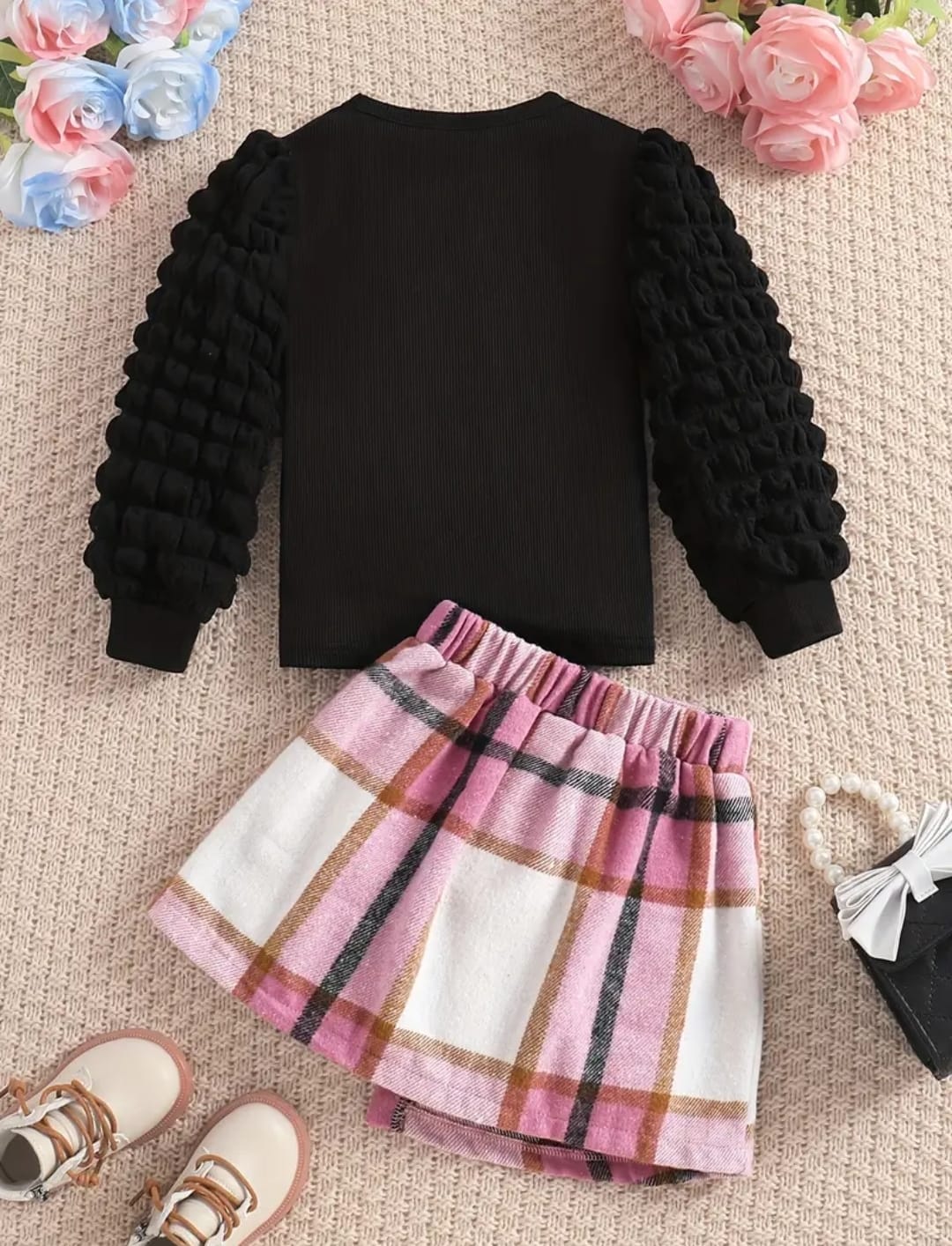 Los conjuntos casuales para niñas son una opción versátil y cómoda para el día a día. Realizados con telas suaves y transpirables, que resulten cómodas para jugar y moverse libremente. Nuestras telas son ideales por su suavidad, durabilidad y fáciles de lavar. Usamos patrones y colores con tonos agradables y divertidos, diseños coloridos que reflejan la vivacidad de la infancia. A menudo se complementan con accesorios como cinturones, bolsos, sombreros, boinas, collares, aretes, relojes, gafas, entre otros decorativos. Estos detalles pueden hacer que un vestido casual sea más divertido y único. Los vestidos casuales para niñas suelen ser fáciles de poner y quitar, con cierres sencillos como botones grandes o elásticos, pensando en la independencia de las pequeñas. Es importante que, además de ser estéticamente atractivos, los vestidos sean funcionales y permitan a las niñas jugar y explorar .