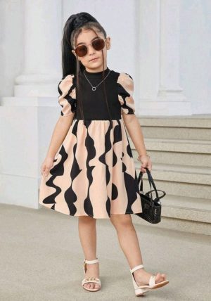 Los conjuntos y vestidos casuales para niñas son una opción versátil y cómoda para el día a día. Realizados con telas suaves y transpirables, que resulten cómodas para jugar y moverse libremente. Nuestras telas son ideales por su suavidad, durabilidad y fáciles de lavar. Usamos patrones y colores con tonos agradables y divertidos, diseños coloridos que reflejan la vivacidad de la infancia. A menudo se complementan con accesorios como cinturones, bolsos, sombreros, boinas, collares, aretes, relojes, gafas, entre otros decorativos. Estos detalles pueden hacer que un vestido casual sea más divertido y único. Los vestidos casuales para niñas suelen ser fáciles de poner y quitar, con cierres sencillos como botones grandes o elásticos, pensando en la independencia de las pequeñas. Es importante que, además de ser estéticamente atractivos, los vestidos sean funcionales y permitan a las niñas jugar y explorar .