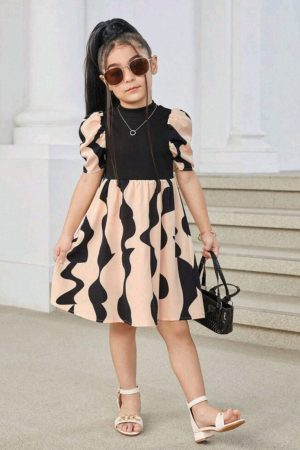 Los conjuntos y vestidos casuales para niñas son una opción versátil y cómoda para el día a día. Realizados con telas suaves y transpirables, que resulten cómodas para jugar y moverse libremente. Nuestras telas son ideales por su suavidad, durabilidad y fáciles de lavar. Usamos patrones y colores con tonos agradables y divertidos, diseños coloridos que reflejan la vivacidad de la infancia. A menudo se complementan con accesorios como cinturones, bolsos, sombreros, boinas, collares, aretes, relojes, gafas, entre otros decorativos. Estos detalles pueden hacer que un vestido casual sea más divertido y único. Los vestidos casuales para niñas suelen ser fáciles de poner y quitar, con cierres sencillos como botones grandes o elásticos, pensando en la independencia de las pequeñas. Es importante que, además de ser estéticamente atractivos, los vestidos sean funcionales y permitan a las niñas jugar y explorar .
