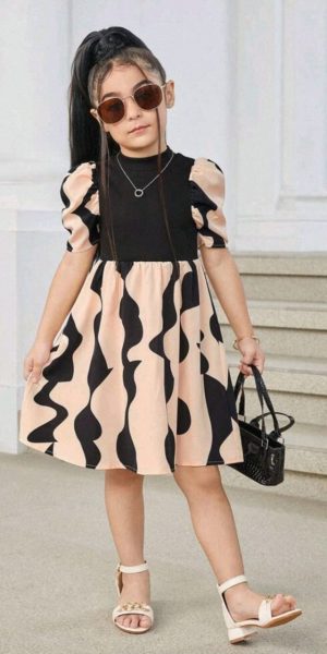 Los conjuntos y vestidos casuales para niñas son una opción versátil y cómoda para el día a día. Realizados con telas suaves y transpirables, que resulten cómodas para jugar y moverse libremente. Nuestras telas son ideales por su suavidad, durabilidad y fáciles de lavar. Usamos patrones y colores con tonos agradables y divertidos, diseños coloridos que reflejan la vivacidad de la infancia. A menudo se complementan con accesorios como cinturones, bolsos, sombreros, boinas, collares, aretes, relojes, gafas, entre otros decorativos. Estos detalles pueden hacer que un vestido casual sea más divertido y único. Los vestidos casuales para niñas suelen ser fáciles de poner y quitar, con cierres sencillos como botones grandes o elásticos, pensando en la independencia de las pequeñas. Es importante que, además de ser estéticamente atractivos, los vestidos sean funcionales y permitan a las niñas jugar y explorar .