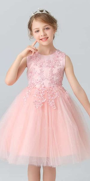 Los vestidos de fiesta para niñas son el reflejo de la alegría y la ilusión de los momentos especiales. Imagina un vestido con una falda amplia y vaporosa, confeccionada en tul suave que se mueve al ritmo de los pasos de una pequeña princesa. La parte superior del vestido podría estar adornada con delicados bordados o lentejuelas brillantes que capturan la luz y la mirada de todos. Los colores pueden variar desde los clásicos blancos y pasteles hasta tonos más vibrantes como el fucsia o el turquesa, cada uno diseñado para complementar la personalidad única de la niña que lo lleva. Un lazo grande en la espalda o cinturón que ajuste la cintura, añaden un toque de sofisticación, mientras que una corona de flores, tiara brillante o un tocado con brillantes pueden ser el accesorio perfecto para combinar con tu vestido. Estos vestidos no solo son hermosos, sino también cómodos, permitiendo que las niñas bailen libremente, disfrutando al máximo de la celebración.