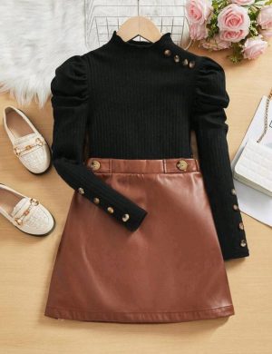 Los conjuntos casuales para niñas son una opción versátil y cómoda para el día a día. Realizados con telas suaves y transpirables, que resulten cómodas para jugar y moverse libremente. Nuestras telas son ideales por su suavidad, durabilidad y fáciles de lavar. Usamos patrones y colores con tonos agradables y divertidos, diseños coloridos que reflejan la vivacidad de la infancia. A menudo se complementan con accesorios como cinturones, bolsos, sombreros, boinas, collares, aretes, relojes, gafas, entre otros decorativos. Estos detalles pueden hacer que un vestido casual sea más divertido y único. Los vestidos casuales para niñas suelen ser fáciles de poner y quitar, con cierres sencillos como botones grandes o elásticos, pensando en la independencia de las pequeñas. Es importante que, además de ser estéticamente atractivos, los vestidos sean funcionales y permitan a las niñas jugar y explorar .