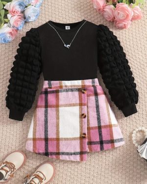 Los conjuntos casuales para niñas son una opción versátil y cómoda para el día a día. Realizados con telas suaves y transpirables, que resulten cómodas para jugar y moverse libremente. Nuestras telas son ideales por su suavidad, durabilidad y fáciles de lavar. Usamos patrones y colores con tonos agradables y divertidos, diseños coloridos que reflejan la vivacidad de la infancia. A menudo se complementan con accesorios como cinturones, bolsos, sombreros, boinas, collares, aretes, relojes, gafas, entre otros decorativos. Estos detalles pueden hacer que un vestido casual sea más divertido y único. Los vestidos casuales para niñas suelen ser fáciles de poner y quitar, con cierres sencillos como botones grandes o elásticos, pensando en la independencia de las pequeñas. Es importante que, además de ser estéticamente atractivos, los vestidos sean funcionales y permitan a las niñas jugar y explorar .