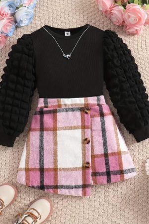 Los conjuntos casuales para niñas son una opción versátil y cómoda para el día a día. Realizados con telas suaves y transpirables, que resulten cómodas para jugar y moverse libremente. Nuestras telas son ideales por su suavidad, durabilidad y fáciles de lavar. Usamos patrones y colores con tonos agradables y divertidos, diseños coloridos que reflejan la vivacidad de la infancia. A menudo se complementan con accesorios como cinturones, bolsos, sombreros, boinas, collares, aretes, relojes, gafas, entre otros decorativos. Estos detalles pueden hacer que un vestido casual sea más divertido y único. Los vestidos casuales para niñas suelen ser fáciles de poner y quitar, con cierres sencillos como botones grandes o elásticos, pensando en la independencia de las pequeñas. Es importante que, además de ser estéticamente atractivos, los vestidos sean funcionales y permitan a las niñas jugar y explorar .