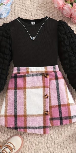 Los conjuntos casuales para niñas son una opción versátil y cómoda para el día a día. Realizados con telas suaves y transpirables, que resulten cómodas para jugar y moverse libremente. Nuestras telas son ideales por su suavidad, durabilidad y fáciles de lavar. Usamos patrones y colores con tonos agradables y divertidos, diseños coloridos que reflejan la vivacidad de la infancia. A menudo se complementan con accesorios como cinturones, bolsos, sombreros, boinas, collares, aretes, relojes, gafas, entre otros decorativos. Estos detalles pueden hacer que un vestido casual sea más divertido y único. Los vestidos casuales para niñas suelen ser fáciles de poner y quitar, con cierres sencillos como botones grandes o elásticos, pensando en la independencia de las pequeñas. Es importante que, además de ser estéticamente atractivos, los vestidos sean funcionales y permitan a las niñas jugar y explorar .