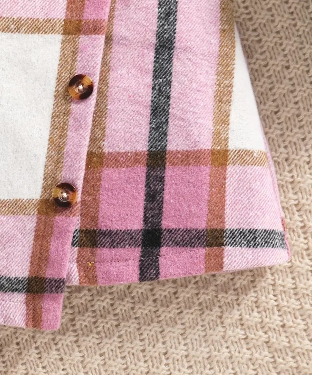 Los conjuntos casuales para niñas son una opción versátil y cómoda para el día a día. Realizados con telas suaves y transpirables, que resulten cómodas para jugar y moverse libremente. Nuestras telas son ideales por su suavidad, durabilidad y fáciles de lavar. Usamos patrones y colores con tonos agradables y divertidos, diseños coloridos que reflejan la vivacidad de la infancia. A menudo se complementan con accesorios como cinturones, bolsos, sombreros, boinas, collares, aretes, relojes, gafas, entre otros decorativos. Estos detalles pueden hacer que un vestido casual sea más divertido y único. Los vestidos casuales para niñas suelen ser fáciles de poner y quitar, con cierres sencillos como botones grandes o elásticos, pensando en la independencia de las pequeñas. Es importante que, además de ser estéticamente atractivos, los vestidos sean funcionales y permitan a las niñas jugar y explorar .